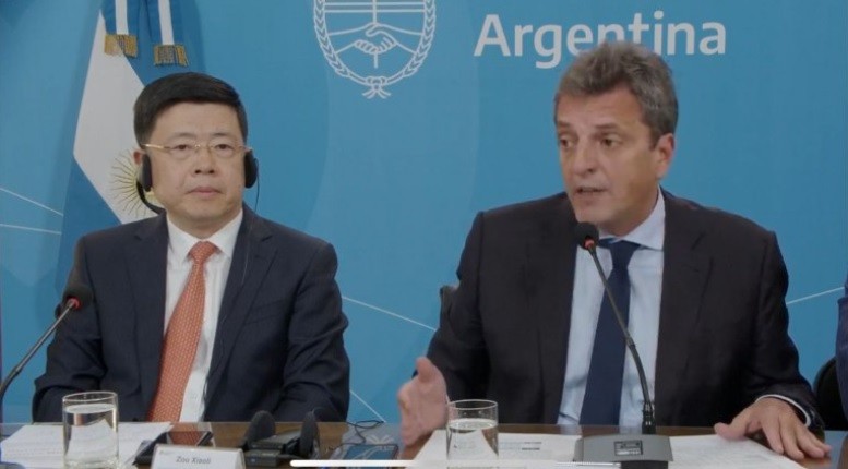 Alivio para las reservas: Massa firmó acuerdo con China para pagar importaciones en yuanes | Economía