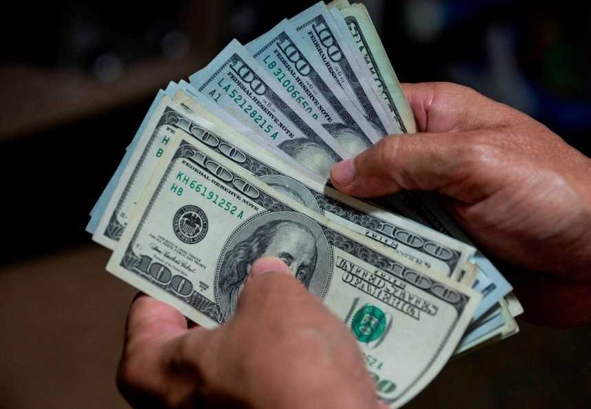 Otra fuerte baja del dólar blue que se aleja del récord | Economía