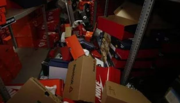 Roban más de 200 zapatillas de un local en Perú, pero todas eran del pie derecho | Internacionales
