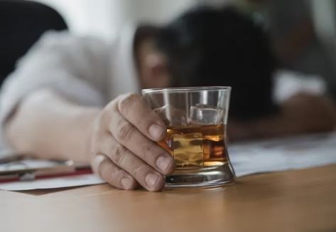 China: se realizó la primera implantación quirúrgica de un chip para inhibir la adicción al alcohol | Internacionales