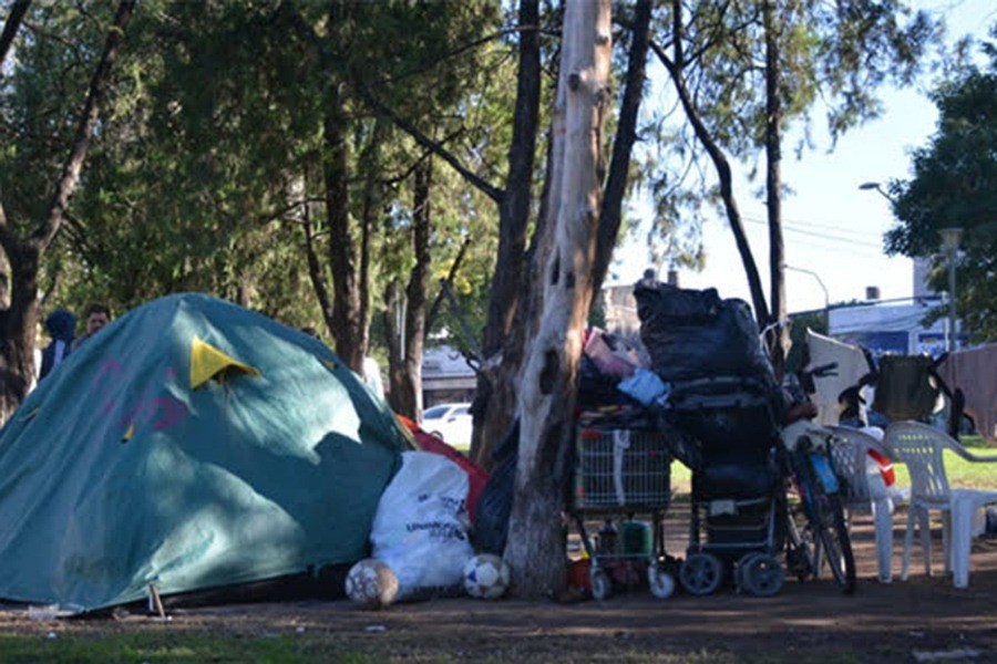 Denuncian que los corrieron de su casa "a los tiros" y ahora viven en una plaza | Actualidad
