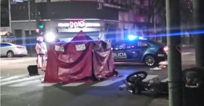 Accidente fatal: un auto chocó a una moto y quedó incrustado en una farmacia | Actualidad