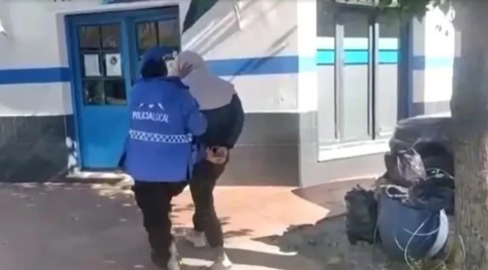 Mujer irrumpió en el aula y amenazó de muerte a una alumna que molestaba a su hija | Actualidad