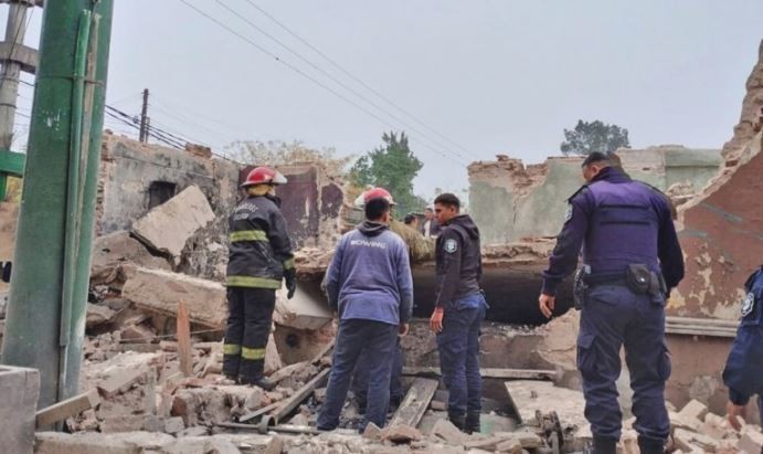 Derrumbe en una obra en construcción en Ituzaingó: buscan a un trabajador | Actualidad