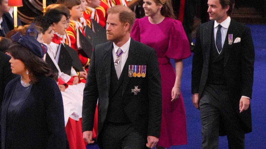 Coronación de Carlos III: Harry fue solo y lo sentaron en tercera fila | Internacionales