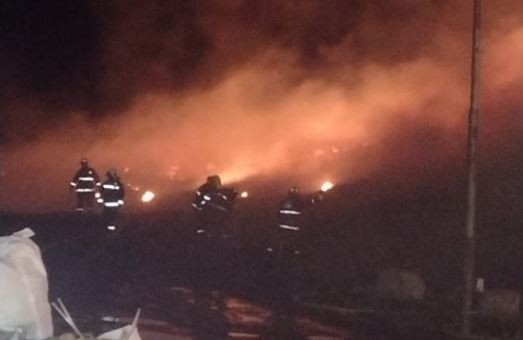 Miles de neumáticos se quemaron al incendiarse una planta de reciclado en las afueras de Ushuaia | Actualidad