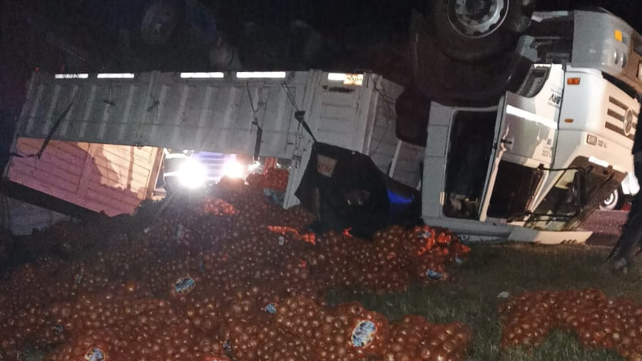 Volcó en la ruta un camión que transportaba cebolla | Actualidad