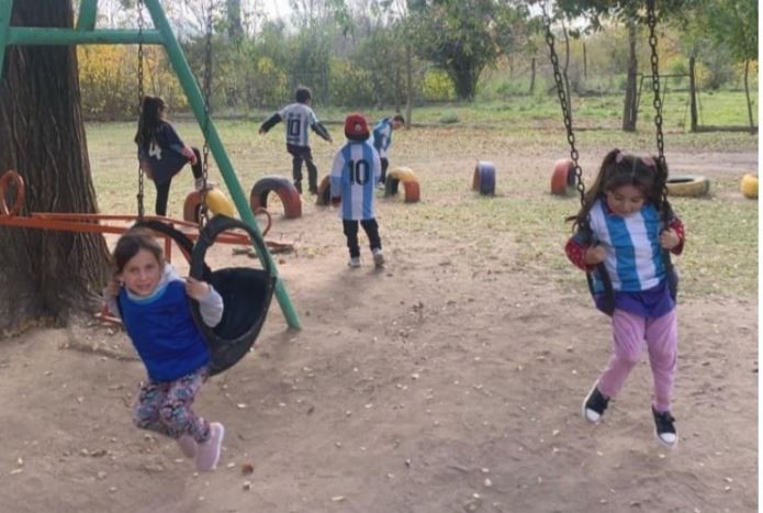 Hinchas de Racing organizaron una rifa para ayudar a un nene que anda 12 kilómetros en burro para ir al jardín | Deportes
