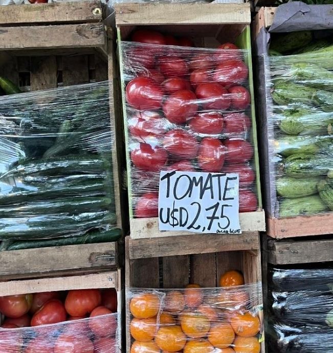 Tomate a precio dólar blue: la "broma" de una verdulería que se volvió viral | Redes