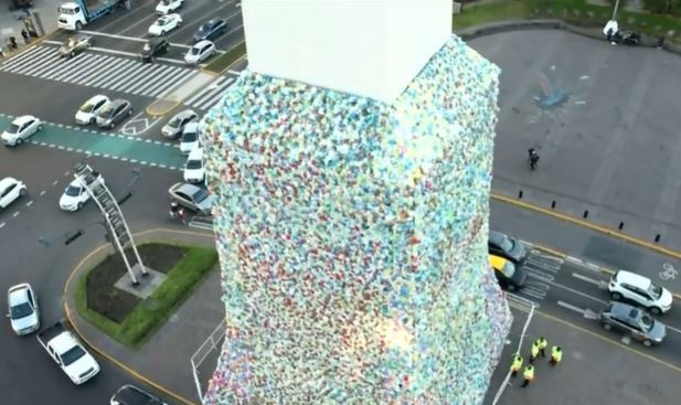 El Obelisco fue intervenido con bolsas plásticas para concientizar por el Día Mundial del Reciclaje | Actualidad