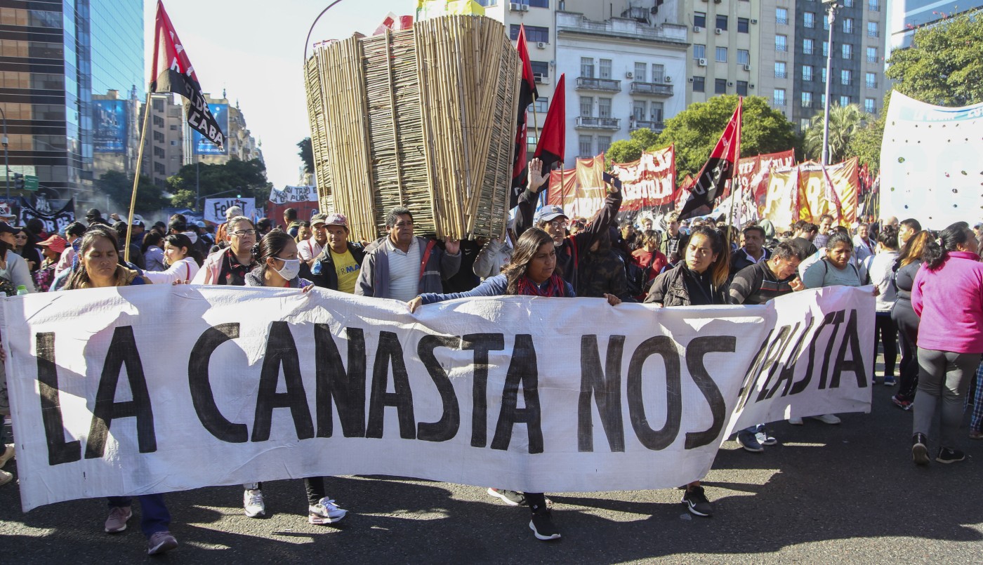 Masiva marcha de piqueteros oficialistas y opositores | Política