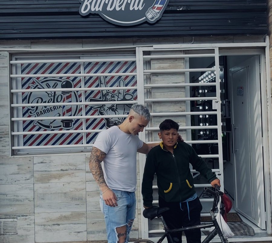 Un chico de 11 años fue a su peluquería, su historia lo conmovió e inició una gran movida solidaria | Redes