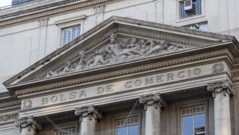 El Gobierno anunció nuevas trabas para acceder a los dólares financieros | Economía