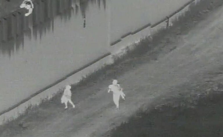 Video: Arrojan a un nene de 4 años sobre muro fronterizo de 9 metros hacia Estados Unidos | Internacionales