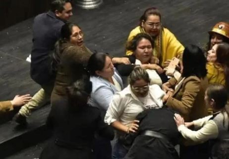 Escándalo en el Congreso de Bolivia: legisladoras se trenzan a golpes en una sesión | Internacionales