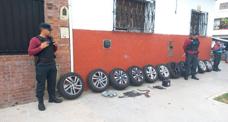La vida por un neumático: crece el delito de roba ruedas y contrabandistas de cubiertas | Actualidad