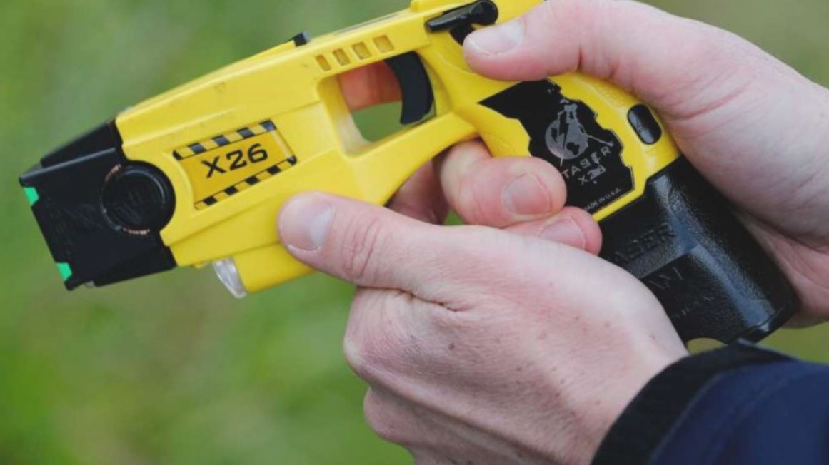 El Gobierno afirmó estar "trabajando fuertemente" para su implementar las pistolas Taser | Política