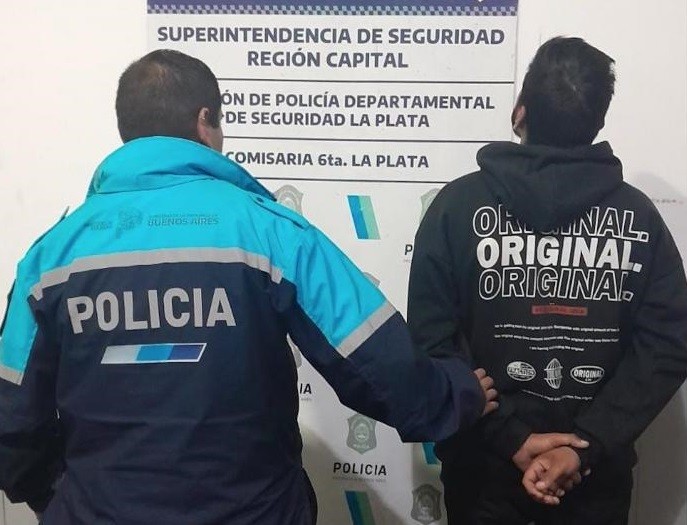 Vendedor ambulante le dio una patada en la cabeza al colectivero y casi chocan | Actualidad