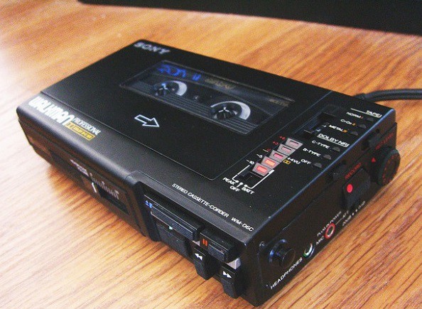 Así reacciona un grupo de chicos que ve un walkman por primera vez | Curiosidades