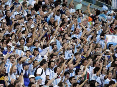 Sanción a la AFA por cantos discriminatorios en el partido con Brasil | Deportes