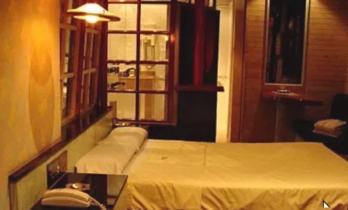 Fue a un albergue transitorio pero no sabía que era Policía y al ver el arma llamó al 911 | Actualidad