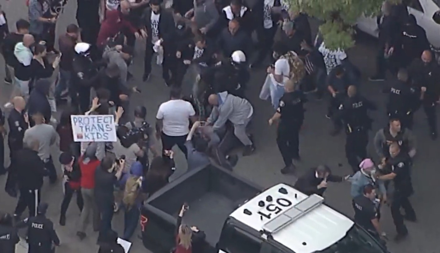 Video: padres terminaron a las trompadas en una tensa asamblea sobre Orgullo LGBTQ+ | Internacionales