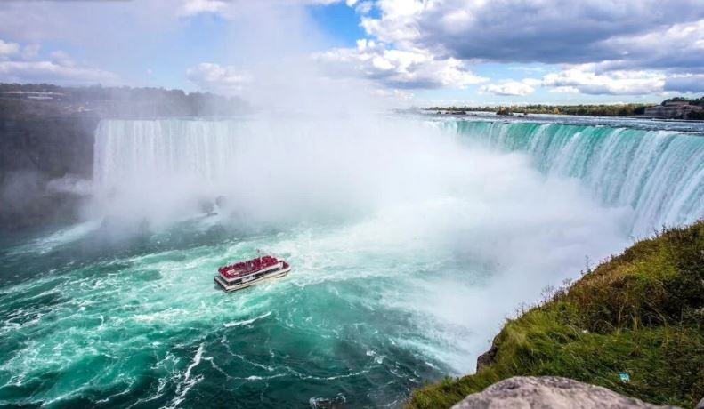 Al menos un muerto al volcar un barco turístico cerca de cataratas del Niágara | Internacionales