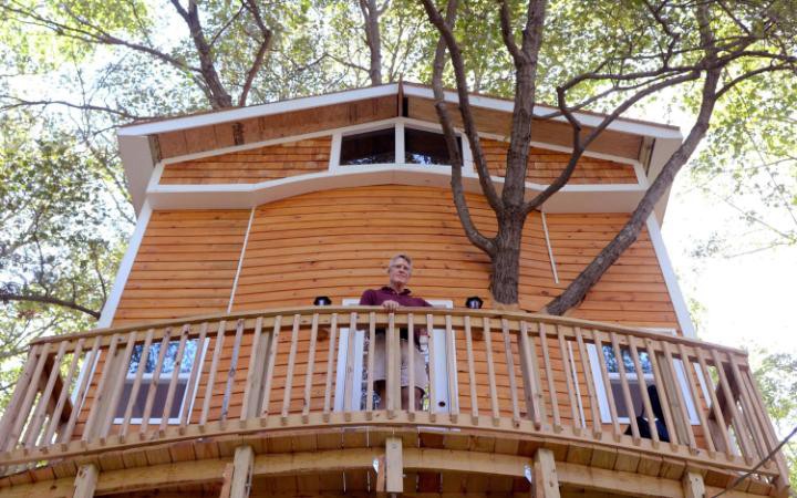 Un abuelo le construyó una "casita" del árbol de 12 metros a sus nietos | Curiosidades