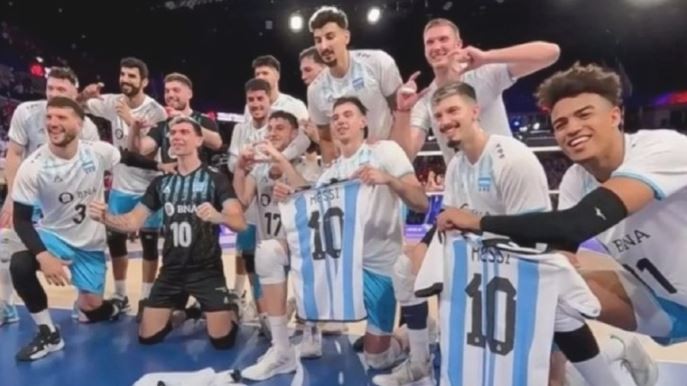 Como en Qatar: la Selección argentina de vóley le ganó a Francia y festejó con camisetas de Messi | Deportes
