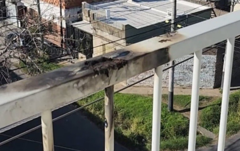 Se apoyó en la baranda del balcón y se electrocutó | Actualidad