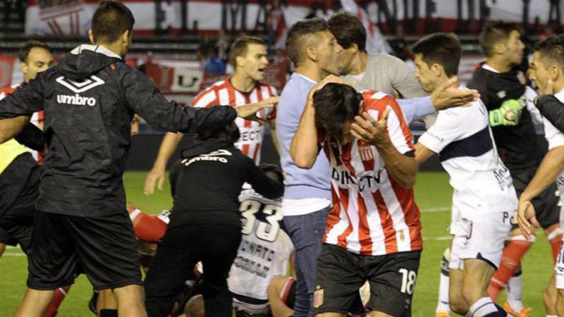 Estudiantes programa tareas comunitarias para purgar sanción de sus futbolistas | Deportes