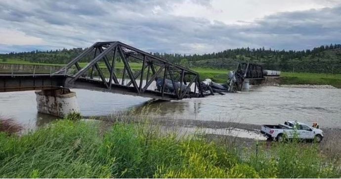 EEUU: se derrumbó un puente en Montana y un tren de carga cayó al agua | Internacionales