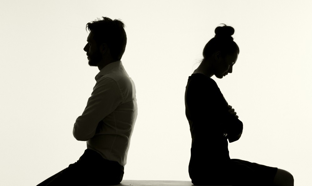 Qué es el "pocketing", una de las causas más comunes en la ruptura de parejas | Actualidad