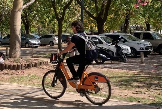Enseñan gratis a andar en bicicleta a niños y adultos en plazas porteñas | Actualidad