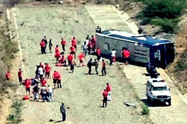 Volcó el micro de Huracán que trasladaba al plantel al aeropuerto de Caracas: los jugadores están bien | Deportes