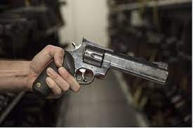 Estaba borracho, ingresó a vivienda de la expareja y con un revólver quiso jugar con sus hijos | Actualidad