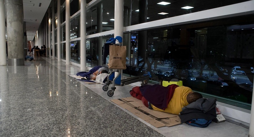 Desalojaron a unas 100 personas que dormían en Aeroparque: reclaman solución a CABA | Actualidad
