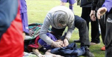 España: Un médico del público salva la vida a un jugador de fútbol en pleno partido | Deportes