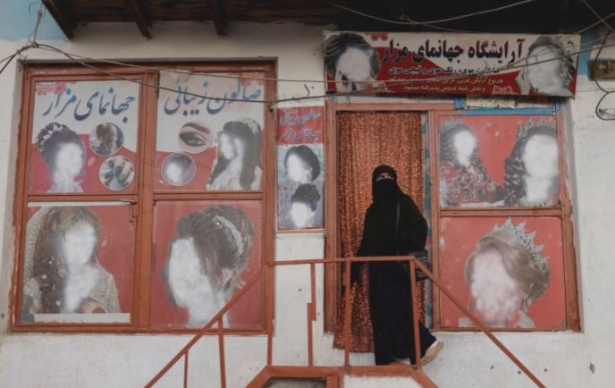 Los talibanes ordenaron cerrar los salones de belleza en Afganistán | Internacionales