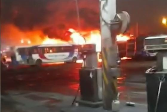 Incendio en la terminal de "La Costera": explotó una sala de generadores y se incendiaron 14 colectivos | Actualidad