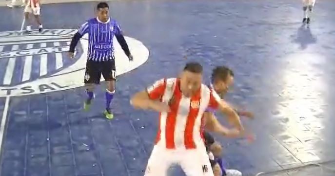 Un jugador de futsal le pegó un codazo a otro y lo dejó tirado en el piso con convulsiones | Deportes