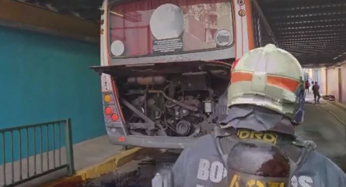 Un micro escolar quedó trabado en un puente y 31 menores fueron asistidos | Actualidad