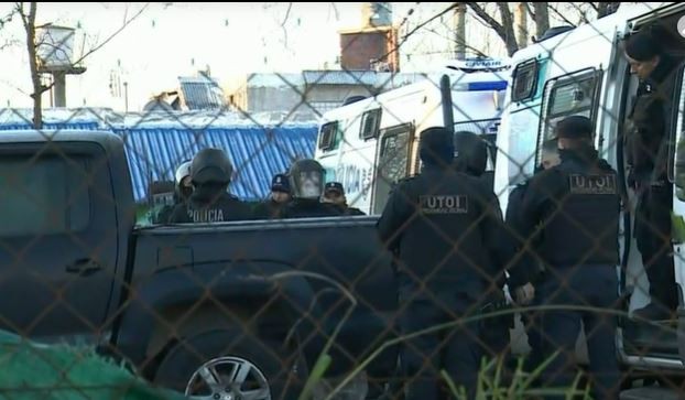 Motín en una comisaría de Ituzaingó: trasladan a detenidos que retuvieron a policías mujeres | Actualidad