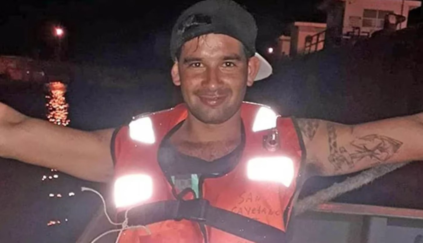 80 barcos, helicópteros y aviones: desesperada búsqueda de un pescador que cayó al agua en Puerto Madryn | Actualidad