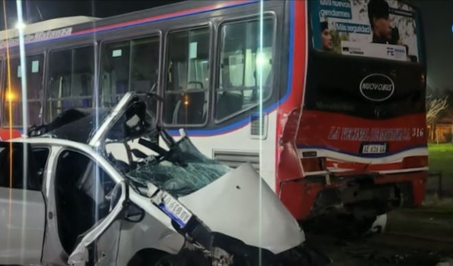 Choque mortal en Ciudad Evita: un auto se estrelló contra un colectivo | Actualidad