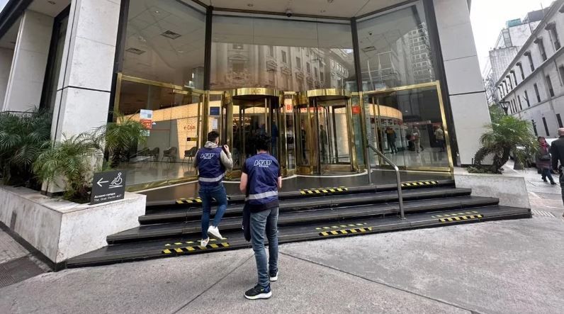 Ante la escalada del dólar blue, el Gobierno allanó "cuevas" del microcentro porteño | Economía