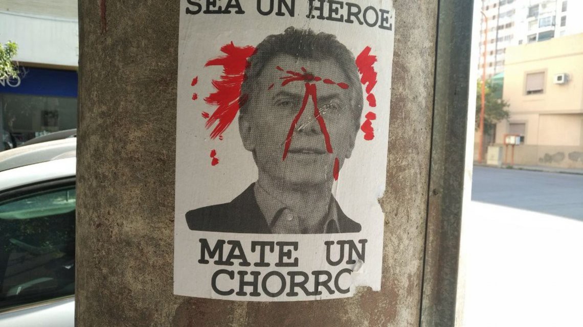 "Sea un héroe, mate un chorro": los amenazantes carteles contra Mauricio Macri | Política