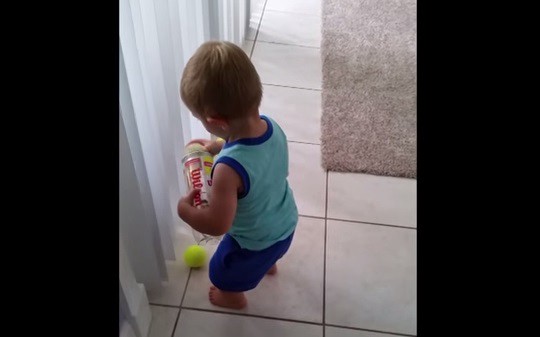 #EsViral: la lección de perseverancia de un nene que junta pelotas de tenis | Curiosidades