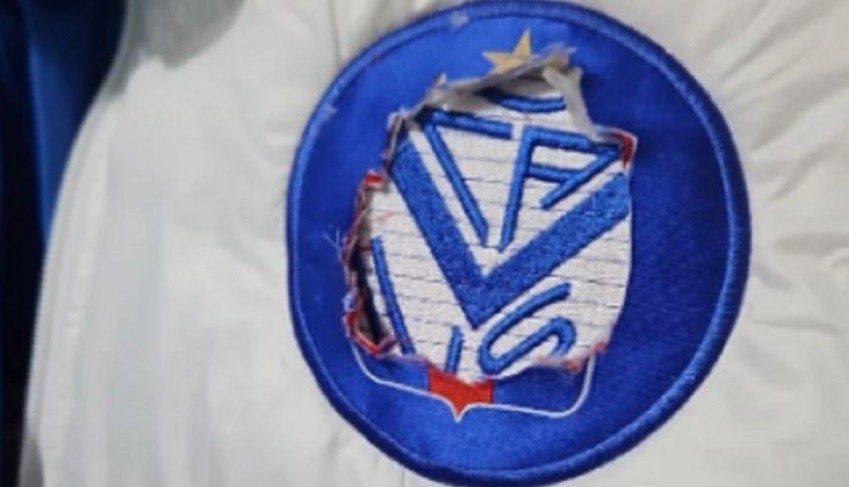 Polémica en Tigre: vendieron camperones con el escudo de Vélez detrás | Deportes