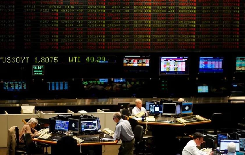 La reacción del mercado ante el acuerdo con el FMI: baja el dólar blue y suben los bonos | Economía